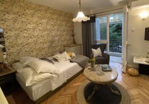 ein Wohnzimmer mit einem Sofa und einem Tisch in der Unterkunft Apartment Navigator's lodging in Kotor