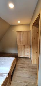 Posteľ alebo postele v izbe v ubytovaní Apartament Orkisz