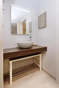 a bathroom with a sink and a mirror at Fantástico Piso en La Latina, Madrid 6 personas in Madrid