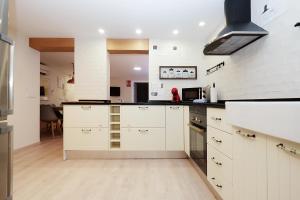 a kitchen with white cabinets and a counter top at Fantástico Piso en La Latina, Madrid 6 personas in Madrid