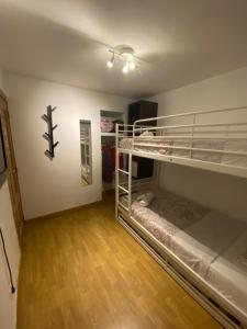 Łóżko lub łóżka w pokoju w obiekcie Karl&Deby Madrid