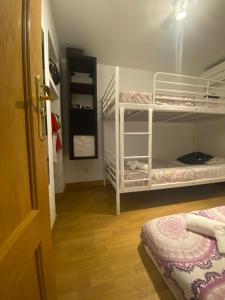 Łóżko lub łóżka w pokoju w obiekcie Karl&Deby Madrid