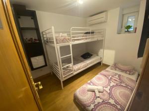 een kleine kamer met 2 stapelbedden in een kamer bij Karl&Deby Madrid in Madrid