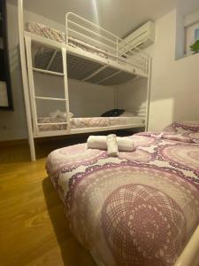 En eller flere senge i et værelse på Karl&Deby Madrid