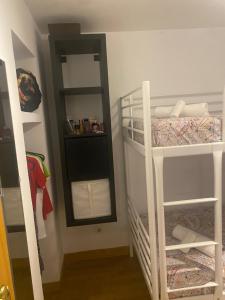 1 dormitorio con 2 literas y espejo en Karl&Deby Madrid, en Madrid