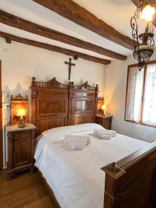 1 dormitorio con 1 cama grande y 2 toallas. en Villa sulle colline del Prosecco - Casa di Gaia, en Follina