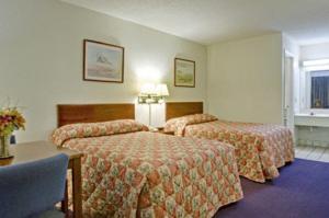 Habitación de hotel con 2 camas y mesa en Americas Best Value Inn Dayton, en Dayton