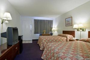 Habitación de hotel con 2 camas y TV de pantalla plana. en Americas Best Value Inn Dayton, en Dayton