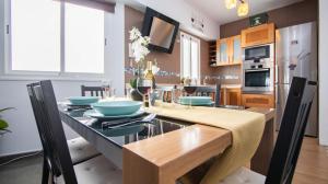 cocina y comedor con mesa y sillas en Bonito apartamento zona Weyler, en Santa Cruz de Tenerife