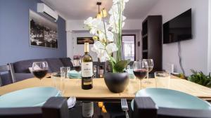 a table with a bottle of wine and wine glasses at Bonito apartamento zona Weyler in Santa Cruz de Tenerife