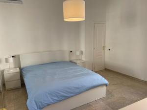 sypialnia z łóżkiem z niebieskim kocem w obiekcie B&B Taranto Centro w mieście Tarent