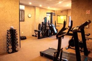 una palestra con macchinari per il cardio-fitness in una stanza di Suites Layfer, Córdoba, Veracruz, México a Córdoba