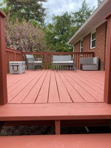 een houten terras met twee banken op een huis bij Beautiful Home Near Braves stadium&Atl united Fc in Marietta