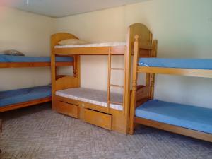 Zimmer mit 3 Etagenbetten in einem Zimmer in der Unterkunft CHÁCARA ATIBAIA in Atibaia