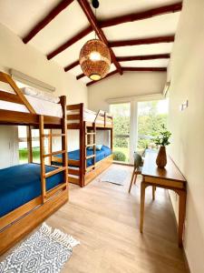 een kamer met 4 stapelbedden en een tafel bij Kuyayky Lodge in Lima
