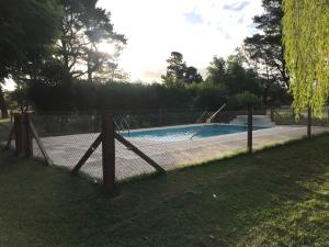 einen Zaun um einen Pool in einem Park in der Unterkunft Quinta Familiar Monteavaro in Tandil