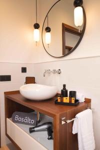 Koupelna v ubytování BASÂLTO Casas Rurales