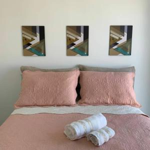 ein Bett mit zwei gewalzten Handtüchern darüber in der Unterkunft Flat Muro Alto Porto de Galinhas in Porto De Galinhas + 22 Fotos