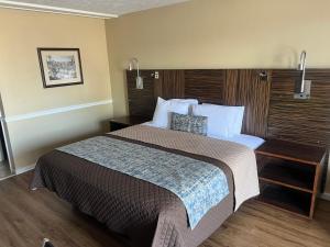Cette chambre comprend un grand lit. dans l'établissement Towne inn, à Sylacauga