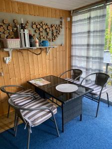 een eetkamer met een tafel en 2 stoelen bij Kaaro 2 Cottage in Hillosensalmi