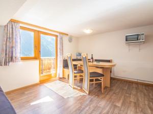 Televízia a/alebo spoločenská miestnosť v ubytovaní Apartment Rosi