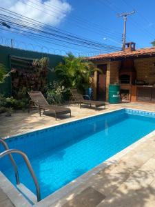 uma piscina em frente a uma casa em Casa com piscina cabo frio em Cabo Frio