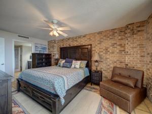 A bed or beds in a room at Costa Crinks at Aransas Princess