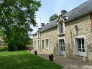 an old stone house with a grass yard at Gîte Saint-Rémy-de-Sillé, 6 pièces, 8 personnes - FR-1-410-150 in Saint-Rémy-de-Sillé