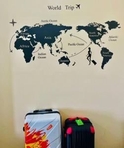 um mapa do mundo numa parede com bagagem em Amaia Steps Bicutan with Netflix and DisneyPlus - 1BR em Manila