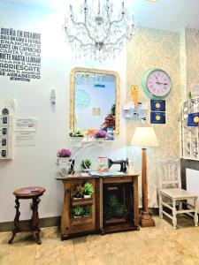 Cette chambre comprend un miroir et une table avec une lampe. dans l'établissement Hostal Boutique Luna de Gavín, à Cullera