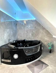 Ένα μπάνιο στο Phöenixpalace Whirlpool & Infarotsauna