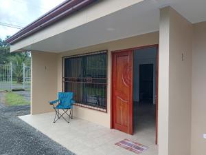 una silla azul sentada fuera de una casa con una puerta en KAPALIZ, en Tigre