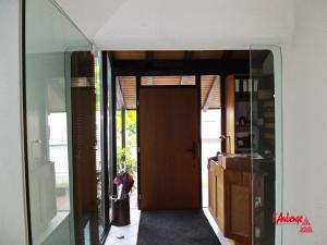 una puerta que conduce a una habitación con pasillo en L'Auberge, en Walldorf
