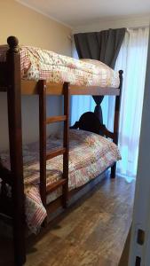 Una cama o camas cuchetas en una habitación  de la nueva