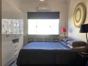 Un dormitorio con una cama grande y una ventana en Entre Copacabana e Ipanema, 300 metros da praia, entre postos 5 e 6, en Río de Janeiro
