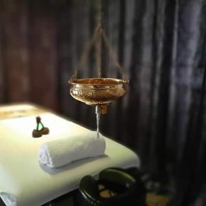 a bowl on top of a table with towels at Dharma Casa Holistica, Vivero, Yoga y Retiros in Chame