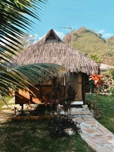 uma pequena cabana com telhado de palha em FARE TEMANEA em Papetoai