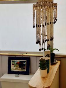 帕佩托艾的住宿－FARE TEMANEA，挂在一张桌子上的吊灯和一张照片