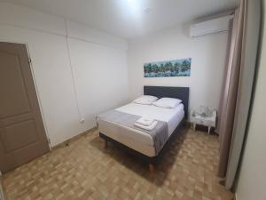 ein Schlafzimmer mit einem Bett und einem Wandgemälde in der Unterkunft LES 4L Caïmite in Le Carbet