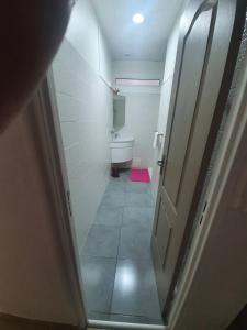 勒卡爾貝的住宿－LES 4L Caïmite，一间带卫生间和门的小浴室
