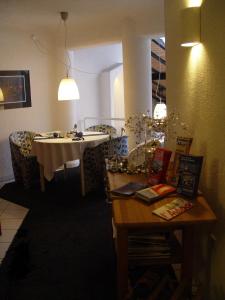 瓦爾多夫的住宿－勞伯格酒店，一间带桌子和桌椅的用餐室