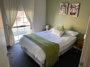 um quarto com uma cama e uma janela em Perfect on Pymble Ave em Inverloch