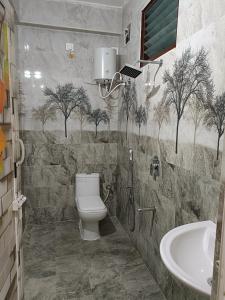 ティルパティにあるFOUR SEASONS HOME STAYのトイレと洗面台付きのバスルーム
