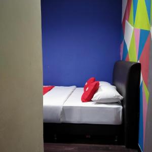 سرير أو أسرّة في غرفة في 1st Inn Hotel Glenmarie