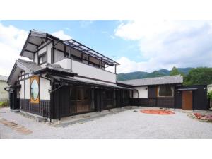 un gran edificio blanco con un patio delante de él en Nagatoro fireplace - Vacation STAY 59551v, en Minano