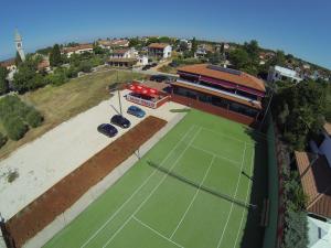Tenis alebo squash v ubytovaní Villa Egida Capris alebo jeho okolí