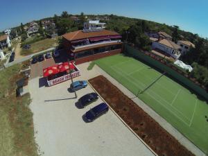 Tenis alebo squash v ubytovaní Villa Egida Capris alebo jeho okolí
