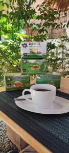 una tazza di caffè seduta sopra un tavolo di Secret Garden Homestay a Siem Reap
