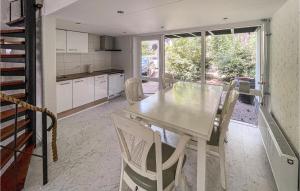 eine Küche und ein Esszimmer mit einem Tisch und Stühlen in der Unterkunft Pet Friendly Home In Meijel With Sauna in Meijel