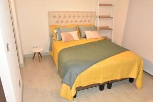 En eller flere senge i et værelse på Exclusivo Departamento Stgo Centro + 20 billeder